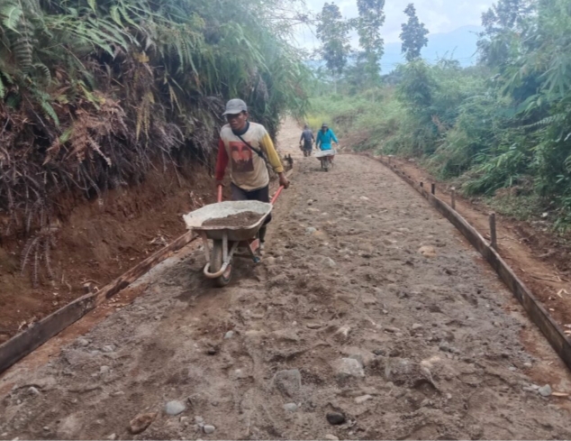 Pemdes Tek Tebing Bangun Jalan Usaha Tani Menggunakan Dana Desa Tahun Anggaran 2025